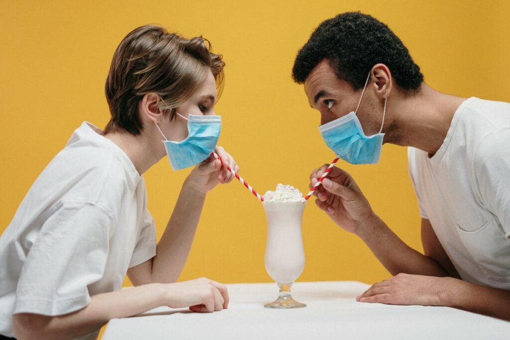 Foto mostra duas pessoas com máscara tomando um milkshake de canudo. Imagem pala ilustrar o texto sobre era digital