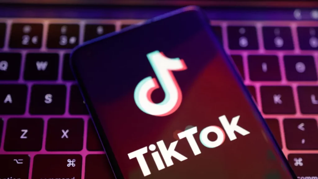 Celular com o logo do TikTok aparecendo na tela